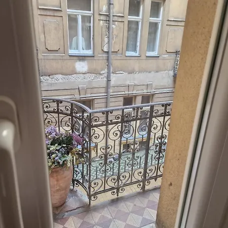 Bercsenyi - Close To The Gellert Thermal Bath Apartment *
