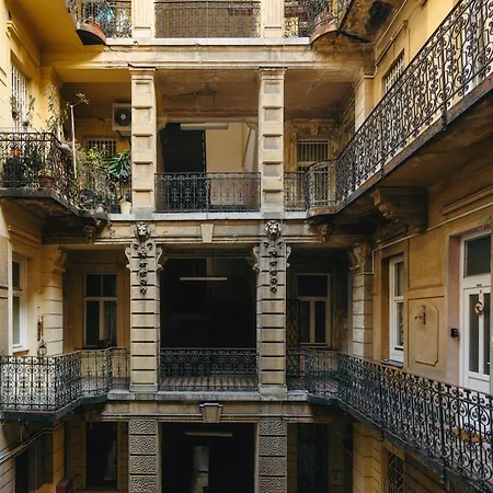 Bercsenyi - Close To The Gellert Thermal Bath Apartment